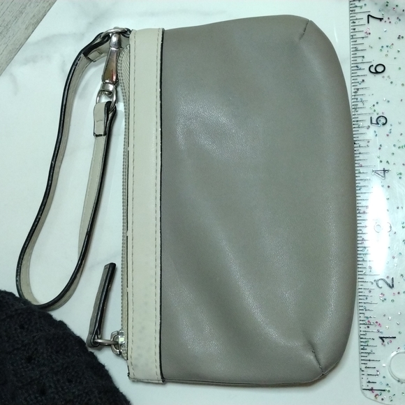 Claire's Beret & Guess Wristlet Set - Picture 5 of 6